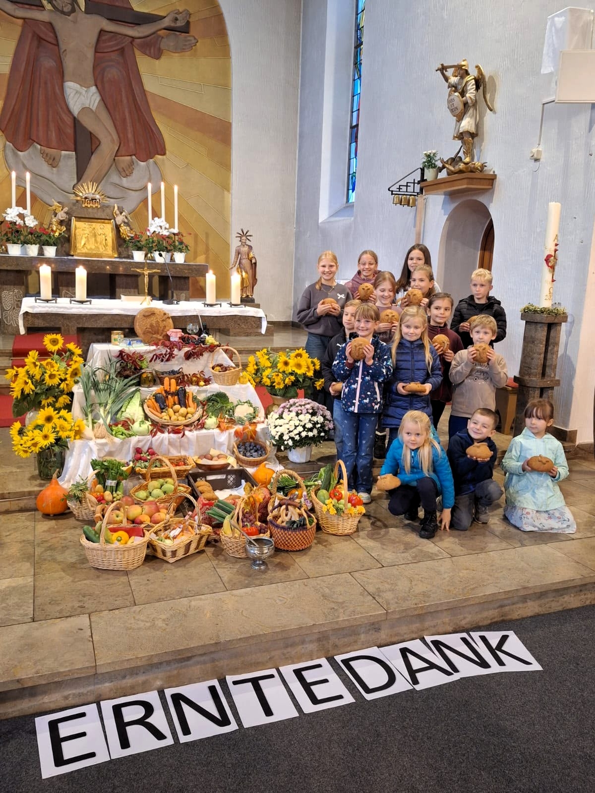 Herrlich geschmückt mit vielen Erntegaben zeigte sich der Altar in St. Michael, die Kinder erhielten ein Erntedankbrot