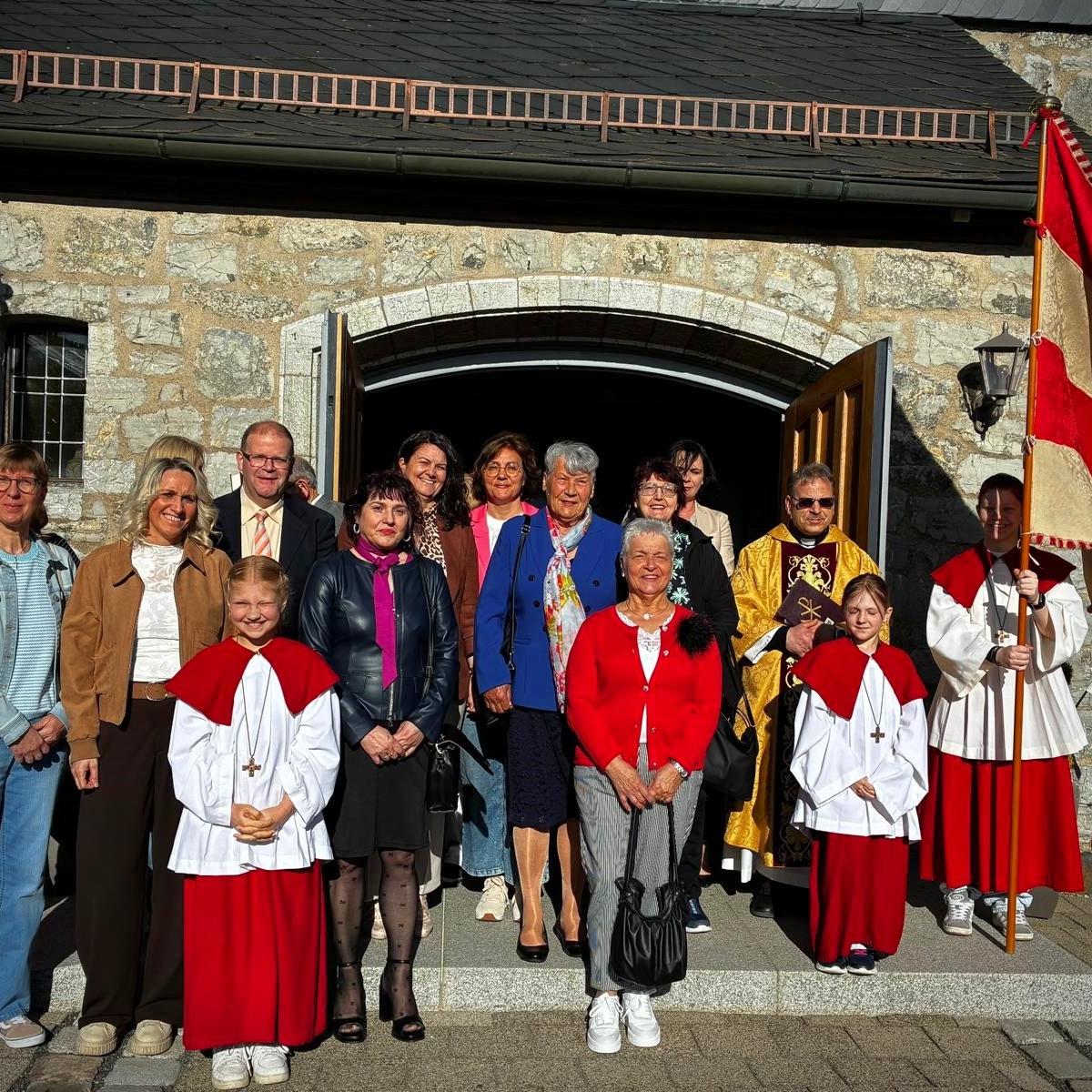 Jubelkommunion Nurn 2026: Die Jubilare feierten in der Kirche St. Michael ihre Jubelkommunion zusammen mit Pfarrer Richard Reis (re).