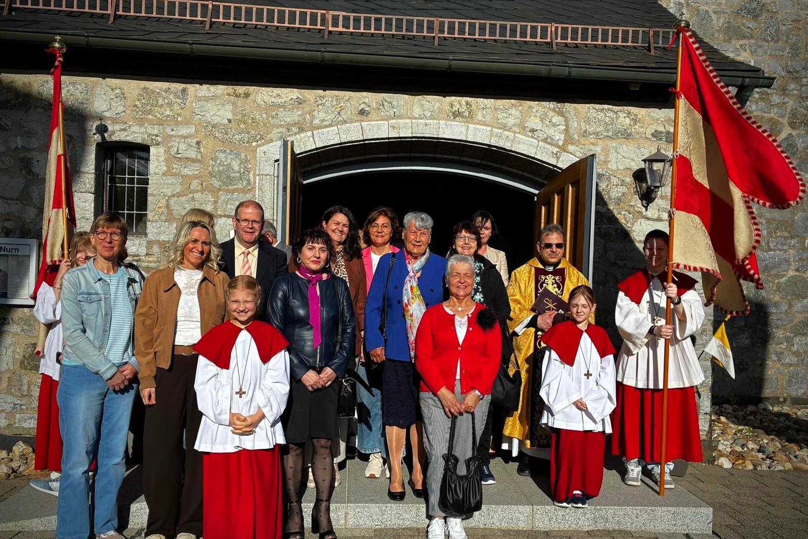 Jubelkommunion Nurn 2026: Die Jubilare feierten in der Kirche St. Michael ihre Jubelkommunion zusammen mit Pfarrer Richard Reis (re).