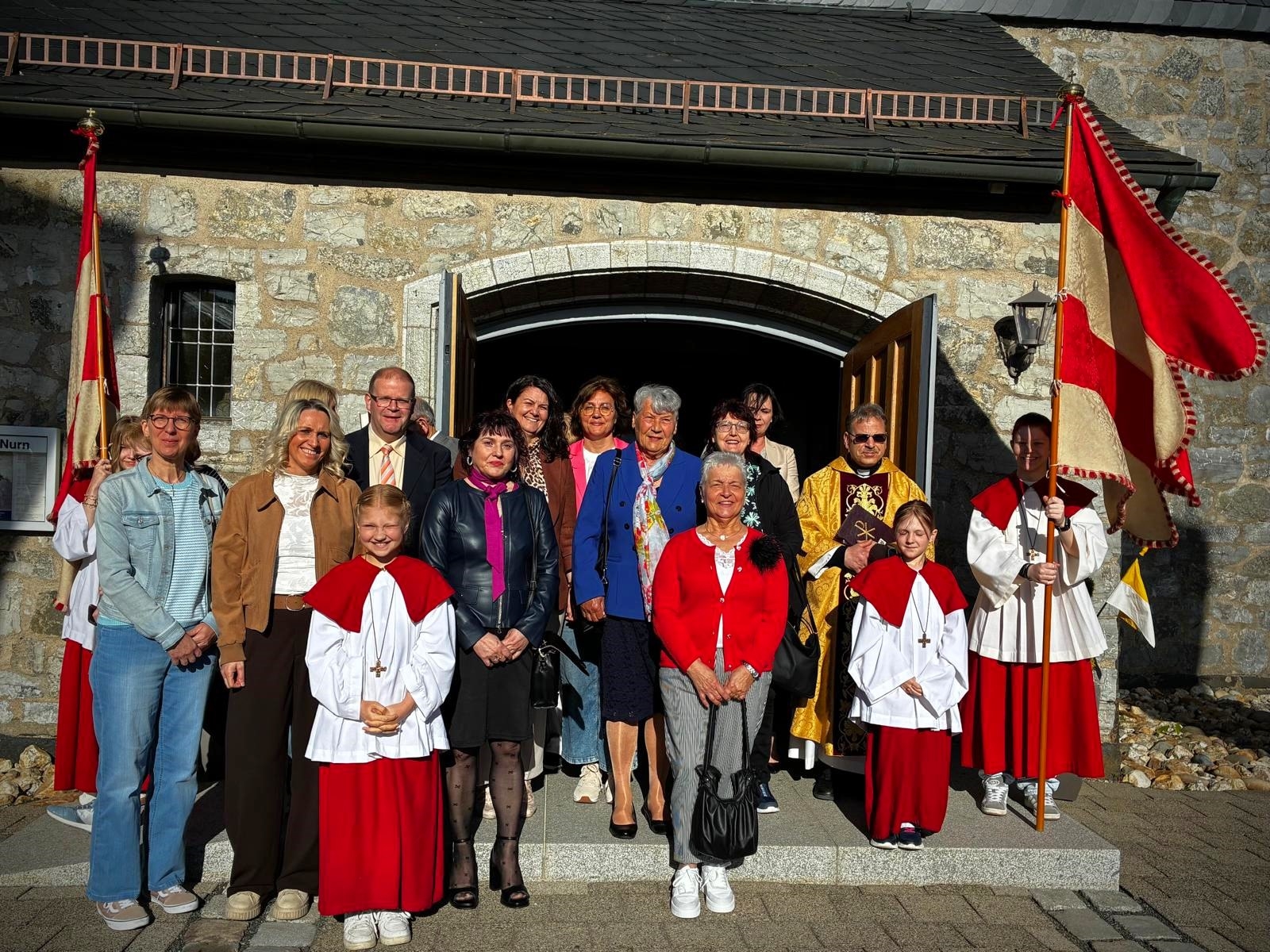 Jubelkommunion Nurn 2026: Die Jubilare feierten in der Kirche St. Michael ihre Jubelkommunion zusammen mit Pfarrer Richard Reis (re).