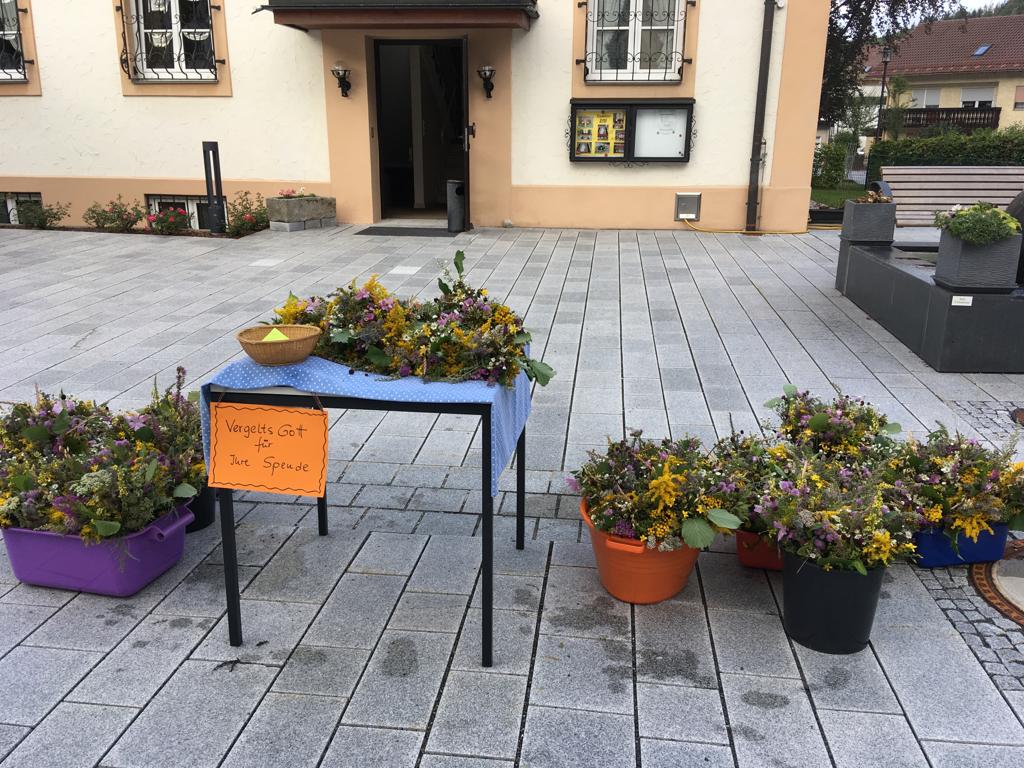 05_Verteilung der Kräuterbüschel an Maria Himmelfahrt
