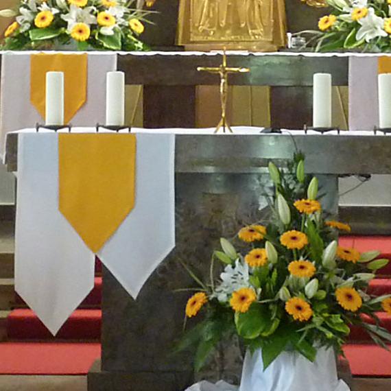 Abbildung eines geschmückten Altars