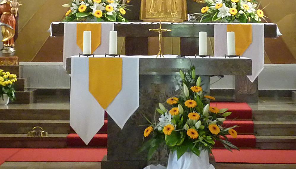 Abbildung eines geschmückten Altars