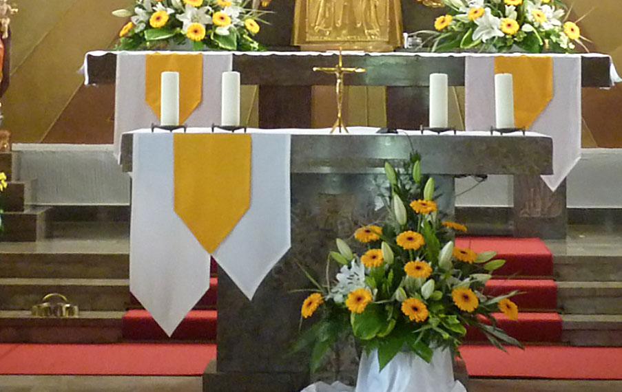 Abbildung eines geschmückten Altars